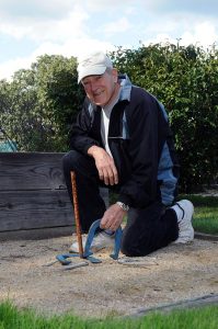 man playing horse shoes